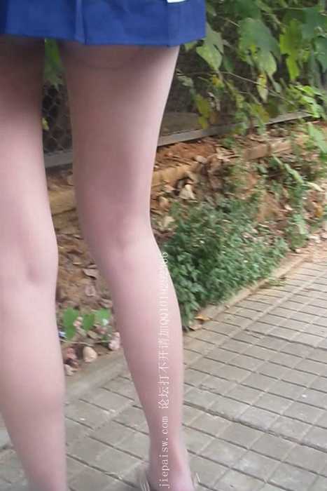 [大忽悠买丝袜街拍视频]ID0012 2011【178CM超长腿学生模特丝袜原味】超
