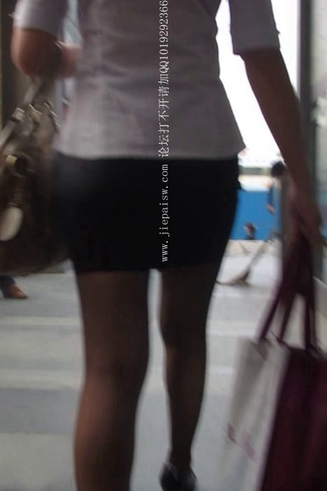 [大忽悠买丝袜街拍视频]ID0070 2012 10.10【忽悠】问修长腿包臀蓝裙咖啡