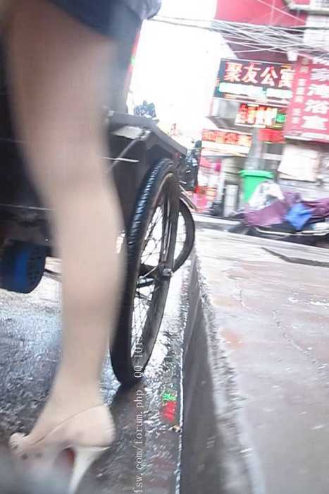 [大忽悠买丝袜街拍视频]ID0295 2012 9.13【案例】55弹肉丝美女与小贩吵