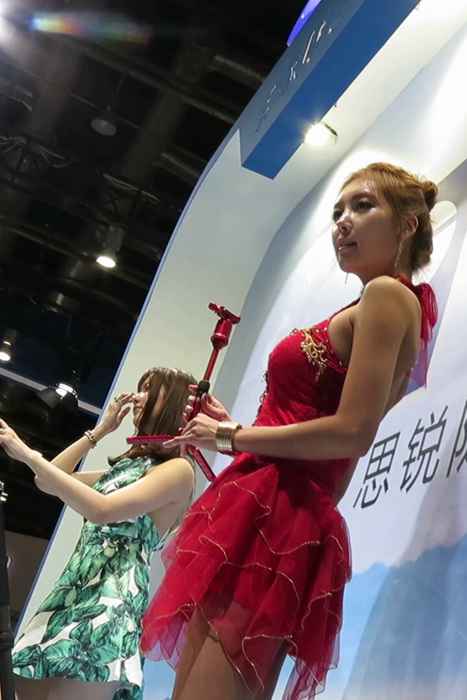 [各类性感视频]ID0362 摄影器材展韩国红裙水晶高跟鞋模特视频 [M2T-