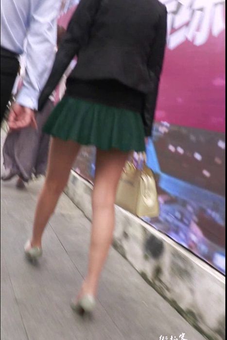 [街拍客视频]jx0288 绿色超短裙美女，这腿实在太性感了