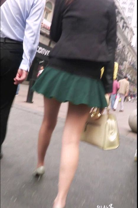 [街拍客视频]jx0288 绿色超短裙美女，这腿实在太性感了