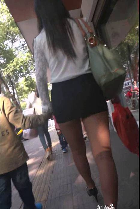 [街拍客视频]jx0333 灰丝大长腿美少妇的裙子好短