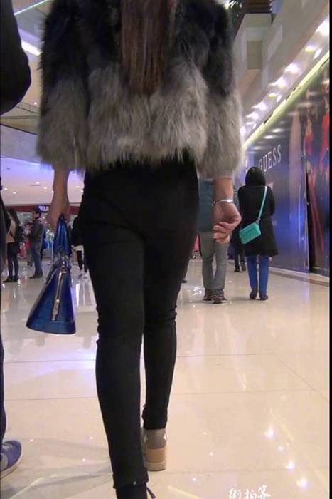 [街拍客视频]jx0636 黑色紧身裤的长腿美女，紧身裤好性感