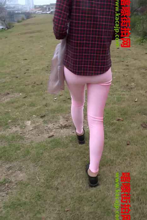 [紧身裤私拍写真视频]ID0161 小沫沫美女粉色仿皮裤视频--性感提示：